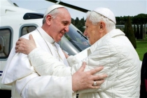 Le pape Francois et Benoit XVI