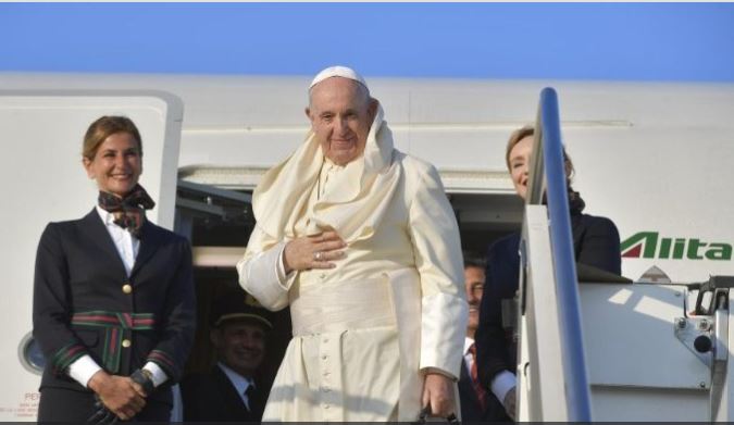 Đức Thánh Cha Phanxicô trong một chuyến tông du (Vatican Media)