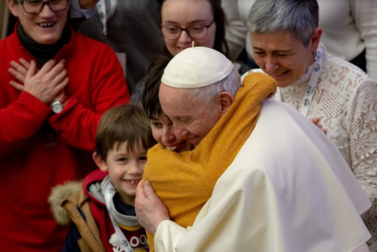 ĐTC chào đón các em nhỏ sau buổi tiếp kiến ​​chung của ngài tại Vatican vào ngày 9 tháng 2 năm 2022