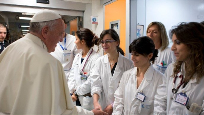 ĐTC chào các nhân viên y tế của bệnh viện Hài đồng Giêsu của Vatican 