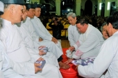 Hình ảnh Đức cha Giuse cử hành nghi thức rửa chân và tiệc chiên tại giáo xứ Thánh An-tôn
