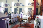 Hình ảnh nghi thức thứ sáu Tuần Thánh tại giáo xứ Trang Quan