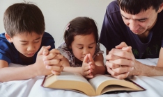 Gia đình, nơi người trẻ tập sống tương quan với Thiên Chúa trong cầu nguyện