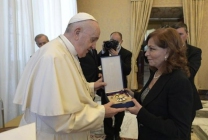 ĐTC trao huân chương Giáo hoàng cho hai nhà báo