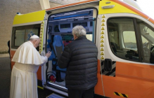 Đức Thánh Cha tặng xe cứu thương cho Ucraina