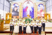 Các em thiếu nhi lớp Đến bàn tiệc thánh Giáo họ Quỳnh Hoàng được diễm phúc rước lễ lần đầu