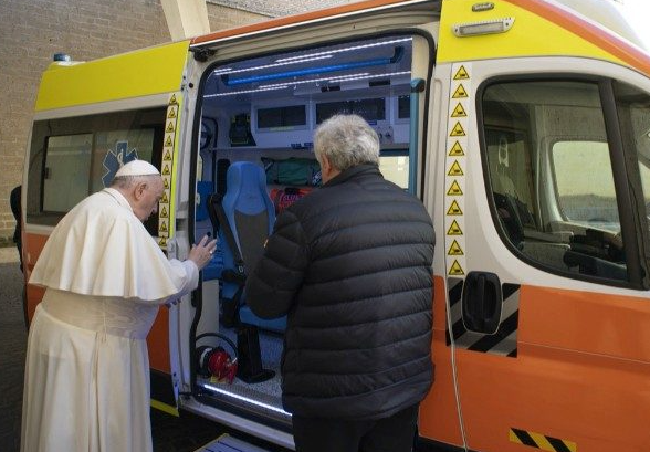 Đức Thánh Cha làm phép xe cứu thương 