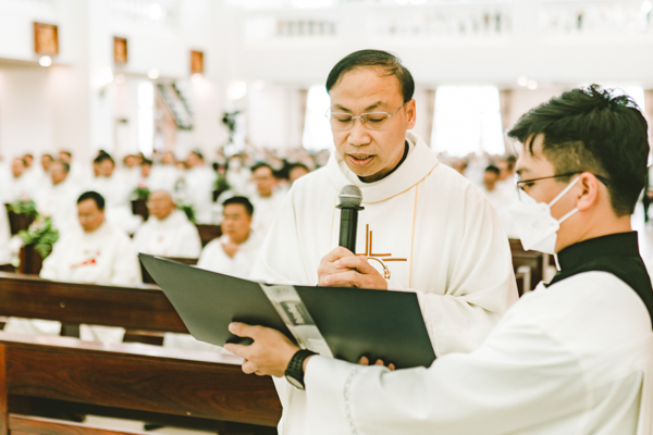 cha Đại diện Phêrô Nguyễn Văn Nguyên thay mặt cho gia đình Giáo phận Hải Phòng và những người hiện diện trong nhà nguyện có bài phát biểu tri ân Đức Tổng.