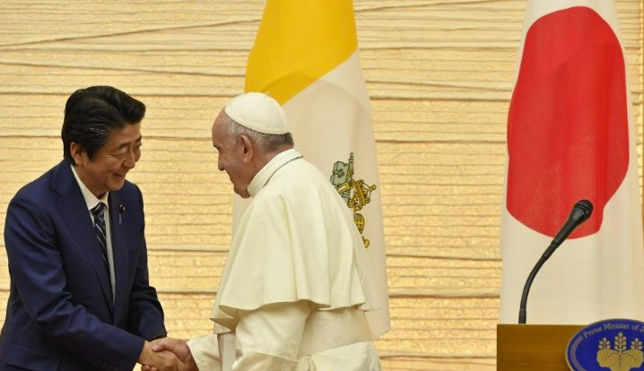 ĐTC và cựu Thủ tướng Shinzo Abe trong chuyến tông du năm 2019 (Vatican Media)
