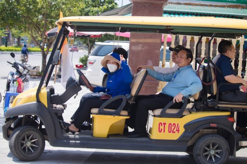 Được biết, giáo phận Thanh Hóa đã chuẩn bị 50 xe điện giúp quý Cha thuận lợi di chuyển