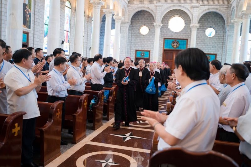 Quý Cha hân hoan chào đón quý Đức Cha trong buổi gặp gỡ đầu tiên tại nhà thờ Sầm Sơn