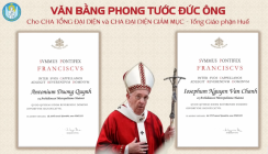 TGP Huế: Nghi thức Phong tước Đức Ông cho Cha Antôn Tổng Đại diện và Cha Giuse Đại diện Giám mục
